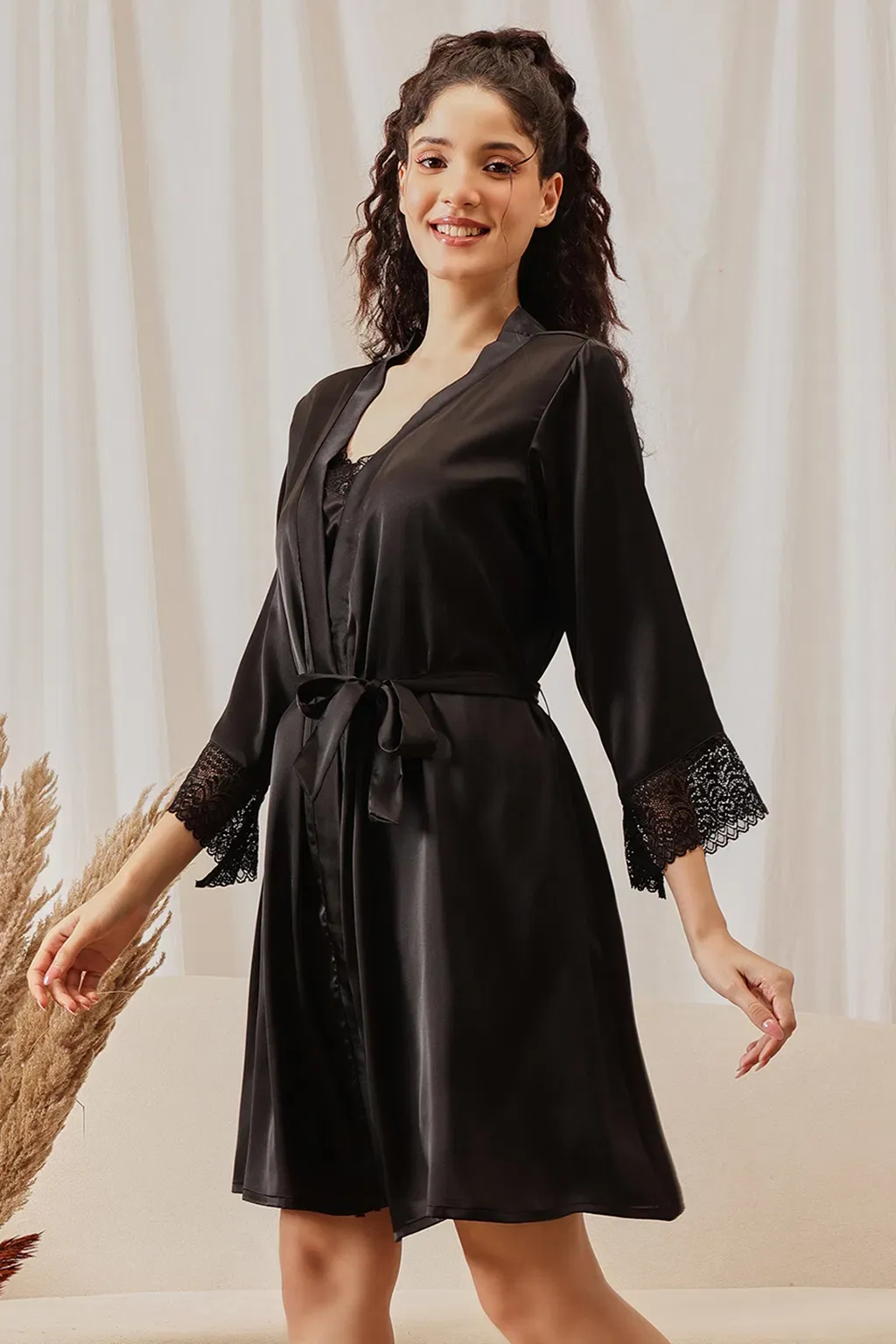 Chic Padded Short Nighty & Robe Set in Black - Satin image 5