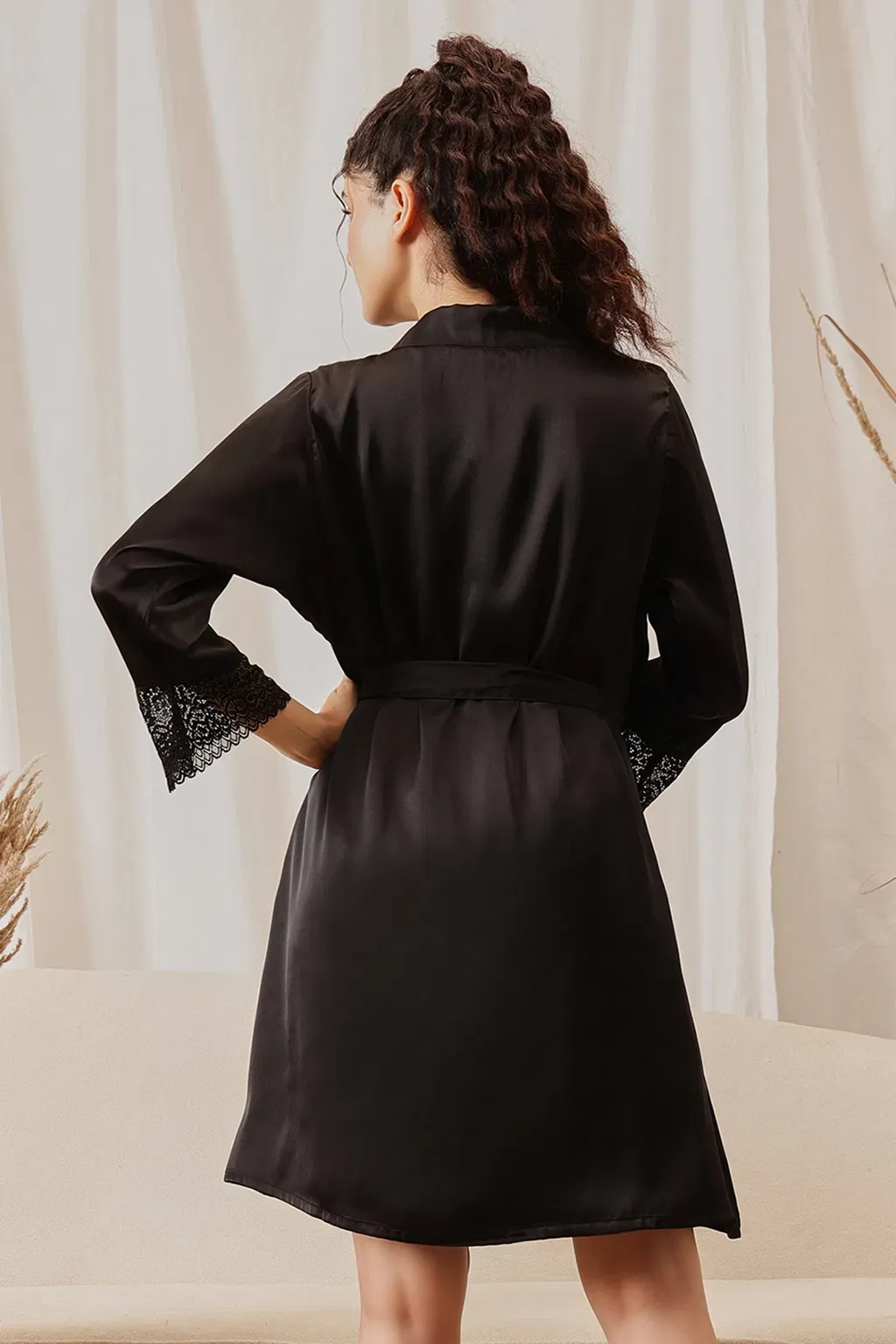 Chic Padded Short Nighty & Robe Set in Black - Satin image 6