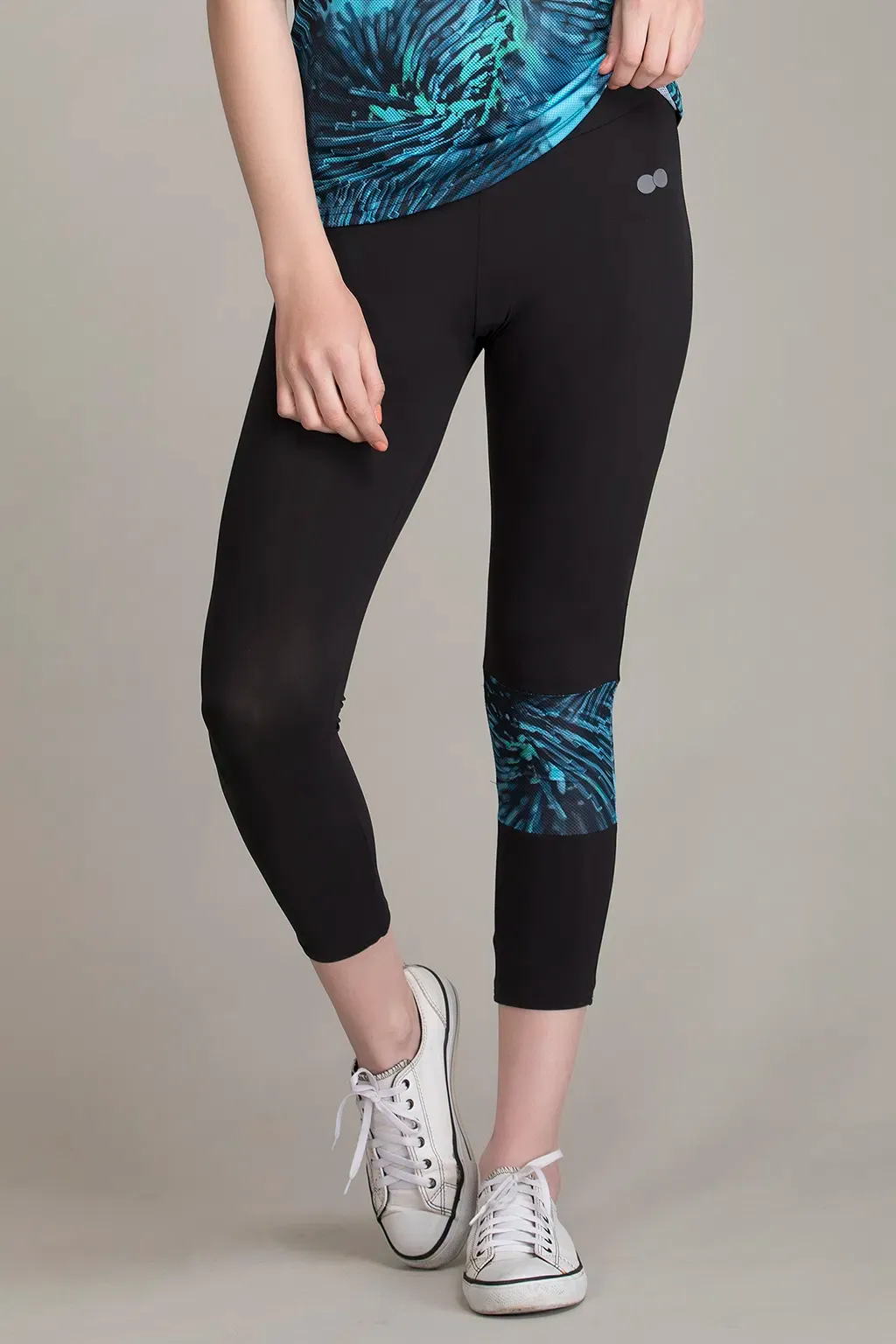Snug-Fit High-Rise Active Capri Tights in Black with Printed Panel