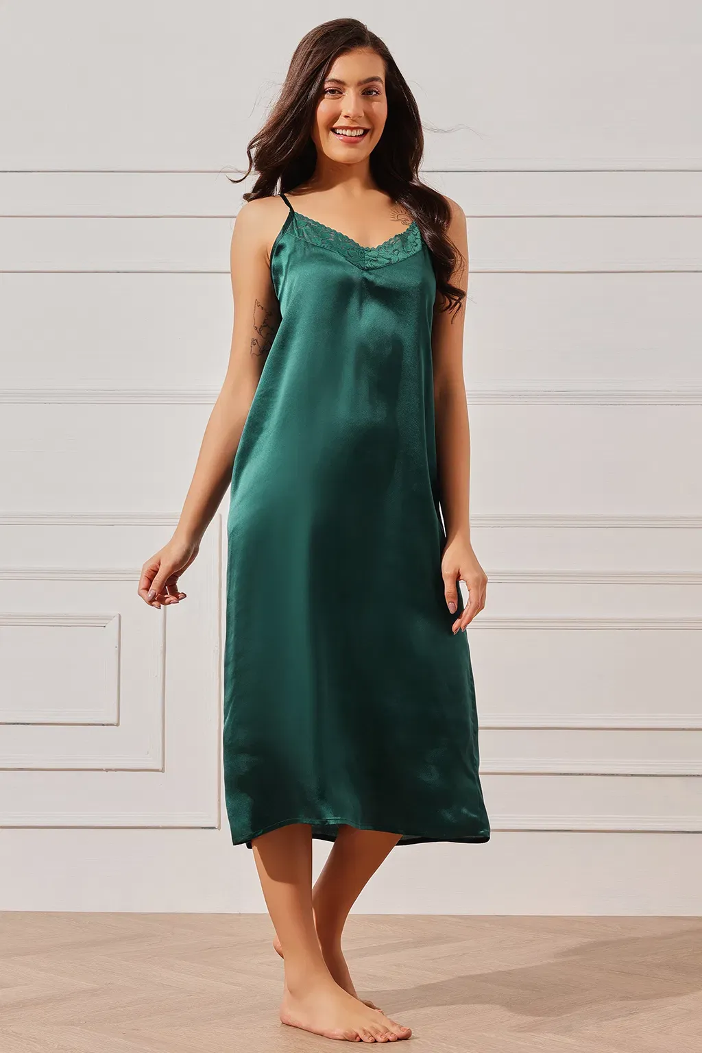 Solid Long Nighty & Floral Print Robe Set in Emerald Green - Satin image 3